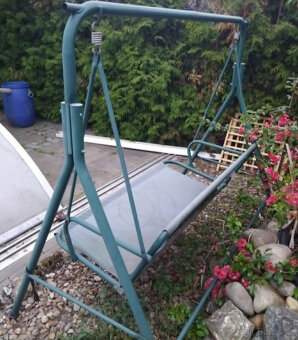Zahradní houpačka-kovová konstrukce s podložkou na podsedáky - 3