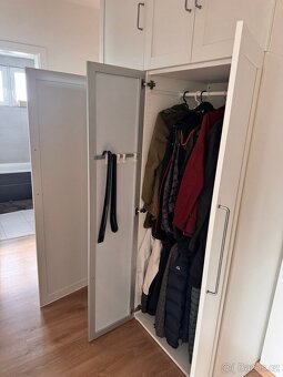 Šatní skříň bílá se zrcadlem PLATSA - 3