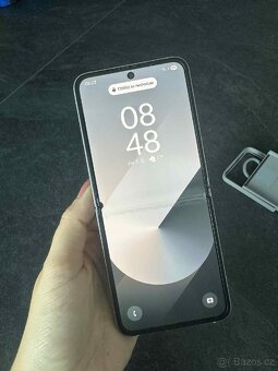 Samsung Galaxy Z Flip 6 - 3