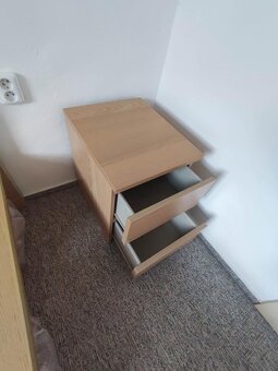 Postel Malm 160x200 + noční stolky Malm - 3