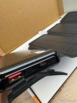 Solární nabíječka s 10 000mAh powerbankou - 3