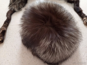 krásná elegantní čepice s kožešinovým límcem - 3