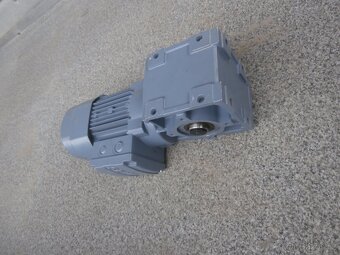 Prodám elektromotor s převodovkou - 3