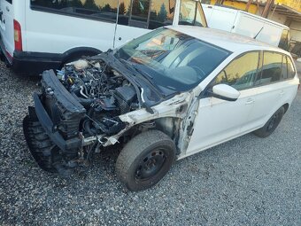 Škoda Rapid 1.6 tdi hatchback bílá barva - 3