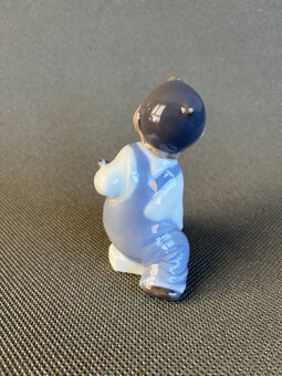 Royal Copenhagen Kodaň Soška Chlapeček s loďkou 10cm - 3