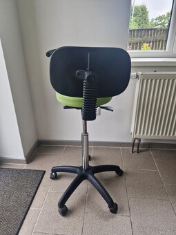 Kadeřnická dětská židle - 3