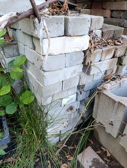 P: cihly, lavička, kameny - 3