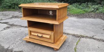 Masivní dubový televizní stolek na kolečkách - 3