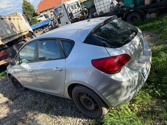 Opel Astra J 1.4 16v 74 kw r.v. 2010 - 3