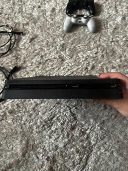Herní konzole PlayStation 4 Slim 1TB + 2 ovladače - 3