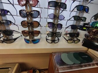 Bílý rohový stojan na obruby. - 3