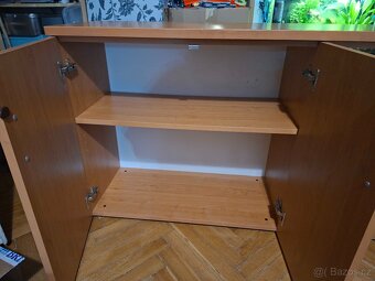 Dřevěná skříňka s dvířky a policovým dílem - 3