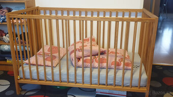 Dětská postýlka a jídelní stoleček , židlička - 3