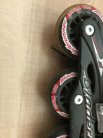 Pěkné dívčí kolečkové brusle - 3