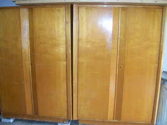 Skříně, zrcadlo, stolky. - 3