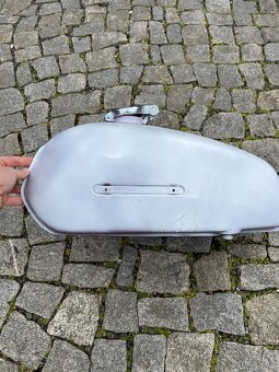 Suzuki GT250, nadrz, bez koroze, připravena na nastrik - 3