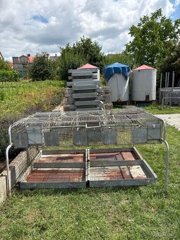 Klec pro králíky, slepice – 8 boxů, niplová napáječka,vyhřív - 3