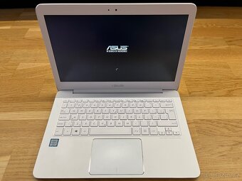 ASUS ZENBOOK UX305CA bílý kovový - 3