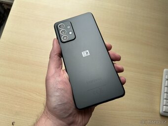 Mobilní telefon Samsung Galaxy A52 černá + příslušenství - 3