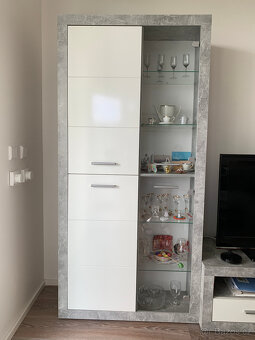 Elegantní obývací stěna s dekorem šedého mramoru - 3