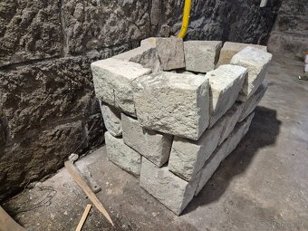 Pískovec štípaný kvádr, komín, ručně štípané - 3