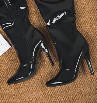 Sexy černé lakované kozačky nad kolena - 3