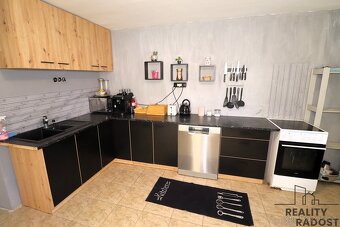 Rodinný dům 5+kk se zahradou a sklepem – klidné bydlení 15 m - 3