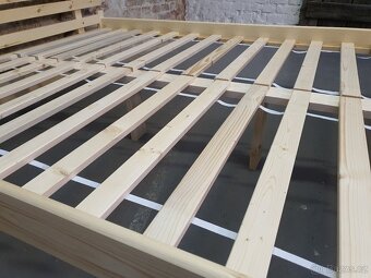 Masivní manželská postel 180x200 s roštem - 3