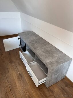 Komoda pod televizi šedá 147 x 45 cm - 3