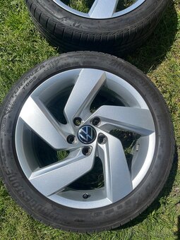 Prodám alu Vw Richmond 5x112 r17 letní pneu 225/45/17 - 3