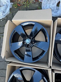 ORIGINÁL Alu Škoda RATIKON R17, 5x112 - TOP STAV - 3