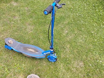 2x elektrická dětská koloběžka Razor Power Core - 3