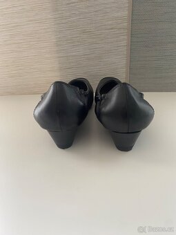 Černé kožene boty na klínku - 3