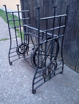 Litinový stojan Vlasta pod šicí stroj - 3