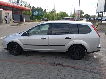 Ford Focus Kombi 1.6 TDCi (66 kW), r. 2005 – klima, tažné - 3