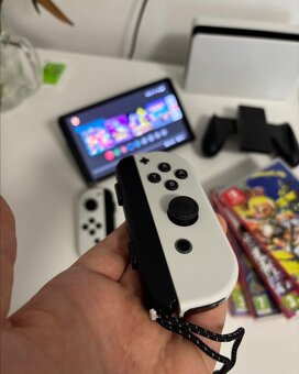 Prodám Nintendo Switch OLED + 4 hry - 3