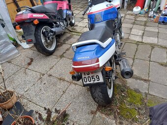CBR 1000F + 1 na díly POUZE JAKO CELEK - 3