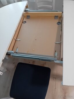 Rozkládací bílý stůl se 4 židlemi - 3
