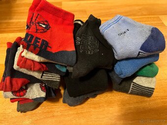2 teplé mikiny a 17 ks ponožky. cena za vše - 3