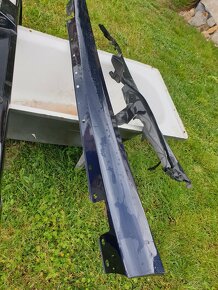 Mercedes  w211 maska ohořelá1000, plastový levý prah1500kč - 3