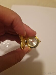 Přívěsek (klíčenka) na klíče - zlatý motýl s hodinkami - 3
