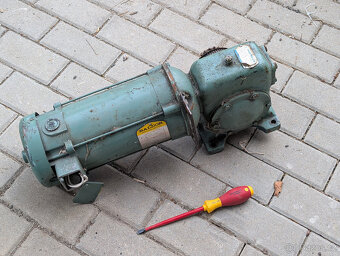Elektromotor s převodovkou, 2 - 3
