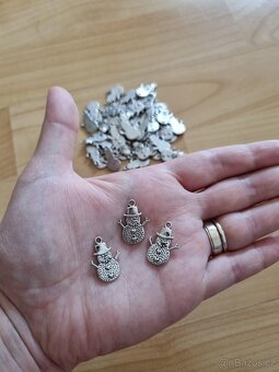 Kovové přívěsky - sněhuláček - 50 ks - 3