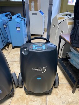 Přenosný kyslíkový koncentrátor ECLIPSE 5 - TOP STAV - 3