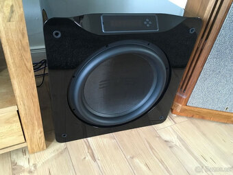 Subwoofer SVS SB 16 Ultra v lesklé černé barvě – naprosto ja - 3
