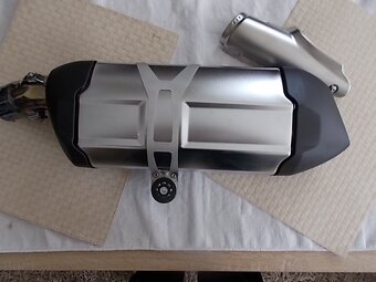 VÝFUKOVÝ TLUMIČ NA MOTORKU BMW 1250GS - 3