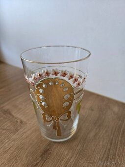 Prodám dvě staré malované skleničky výška 10,5cm. - 3