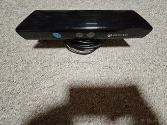 Prodám Xbox 360 E-s bezdrátovým ovladačem a kinectem - 3