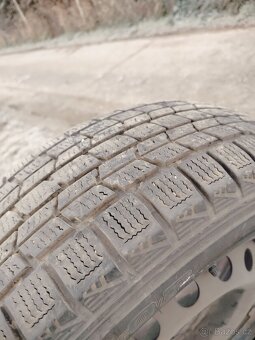 Prodám zimní pneumatiky na diskah 215/65/16/C . - 3