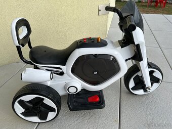 Dětská elektrická trojkolka RacceWay - 3
